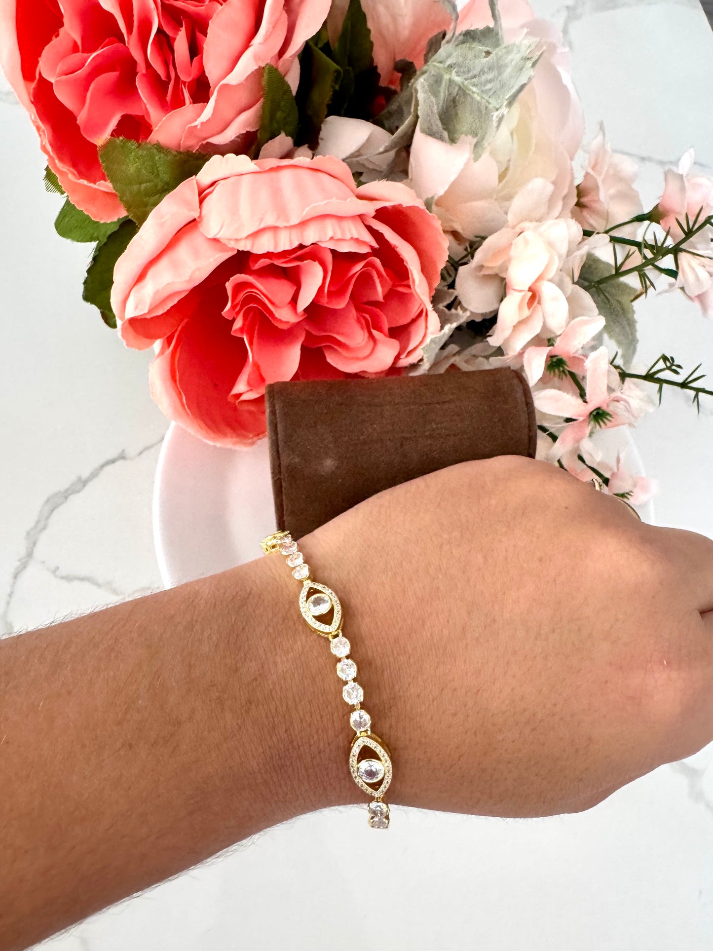 Pulsera ajustable con dije ovalado de ojo turco y circonias – Bañada en oro de 18K