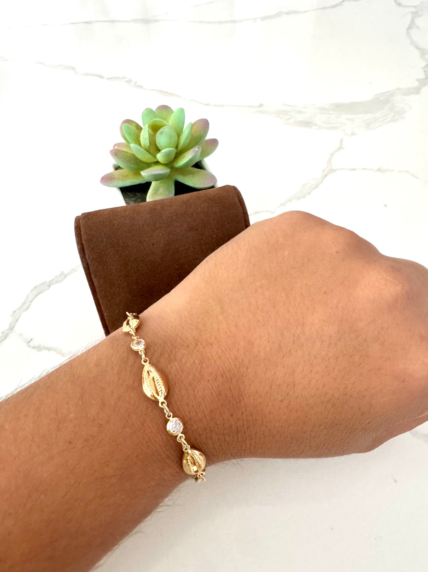 Pulsera con dije de concha puka y circonias – Bañada en oro de 18K