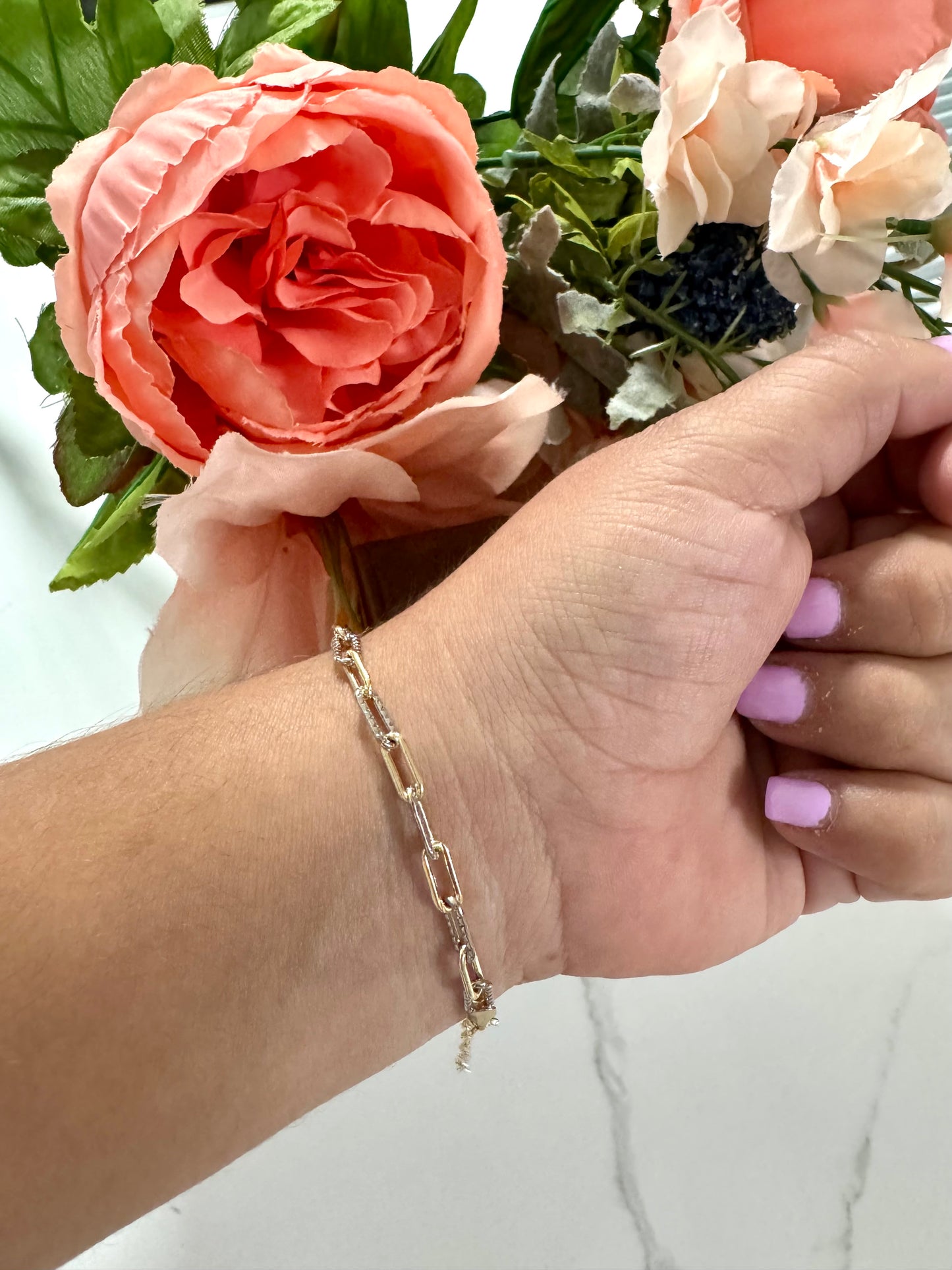 Pulsera bicolor de eslabones tipo paperclip con textura – Bañada en oro de 18K y rodio