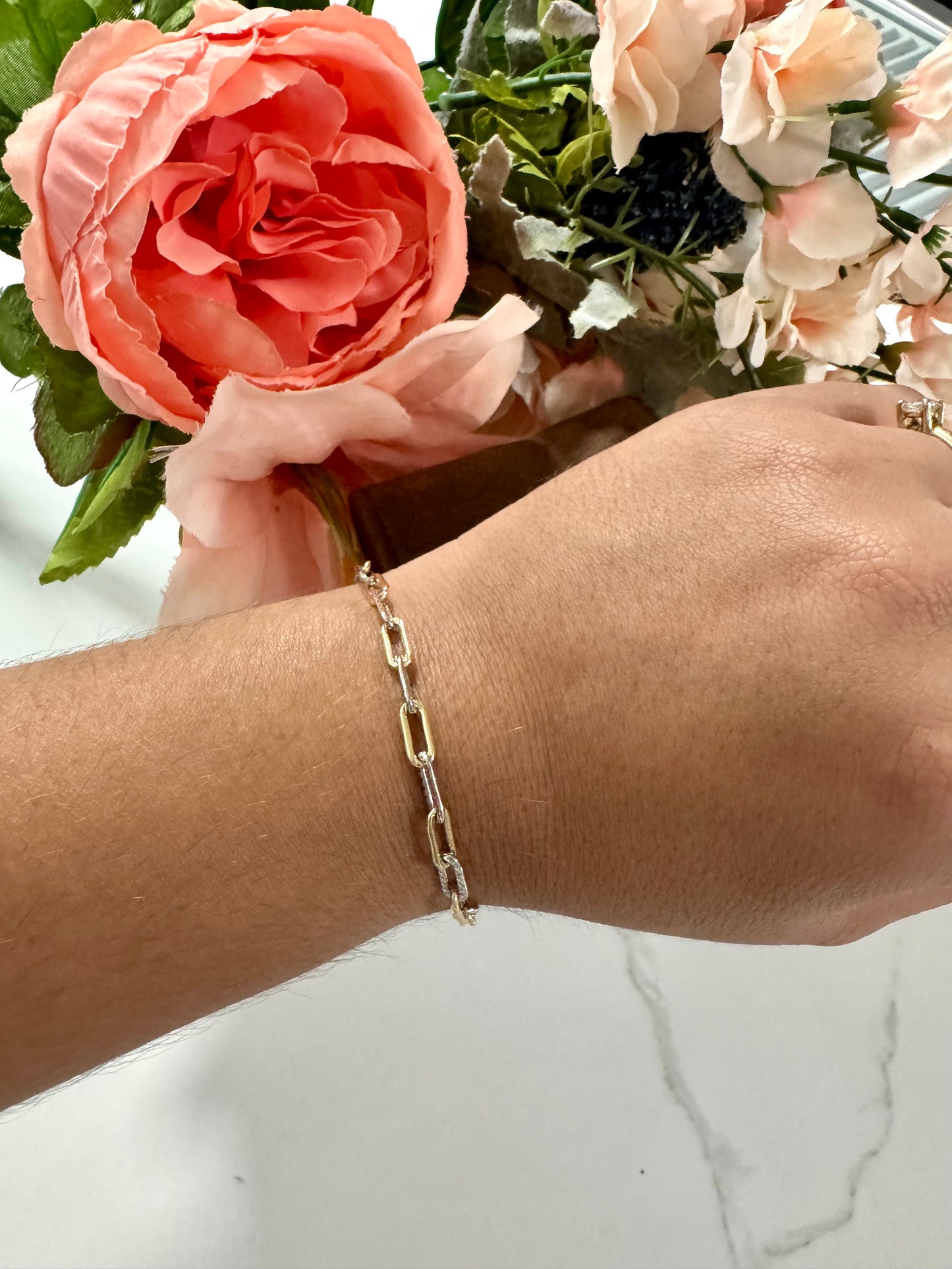 Pulsera bicolor de eslabones tipo paperclip con textura – Bañada en oro de 18K y rodio