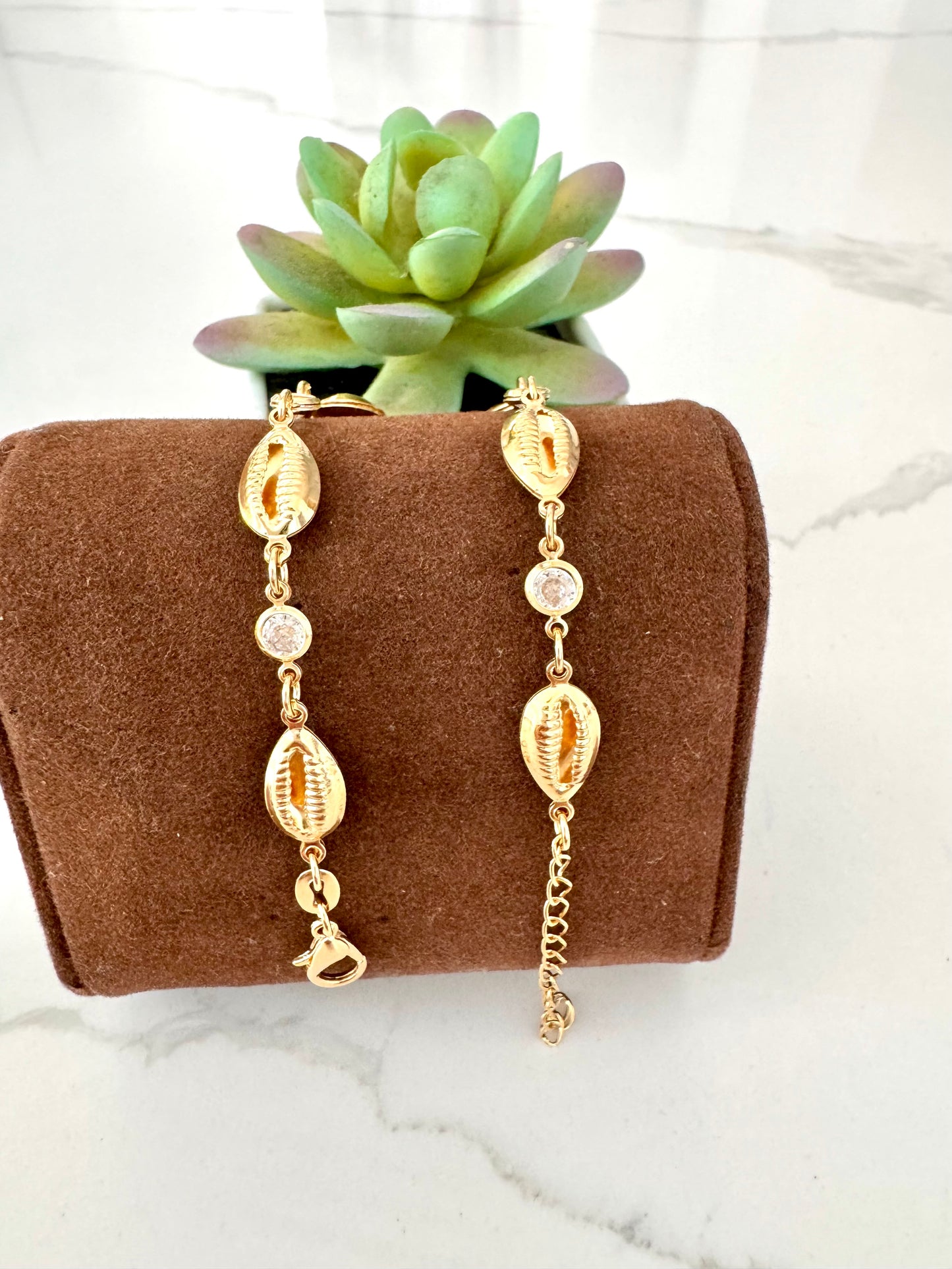 Pulsera con dije de concha puka y circonias – Bañada en oro de 18K