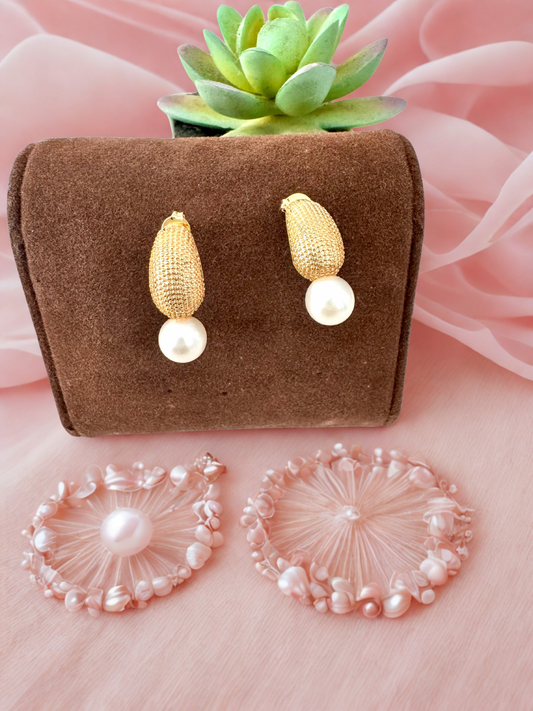 Aretes ovalados con perla – bañada en oro de 18K