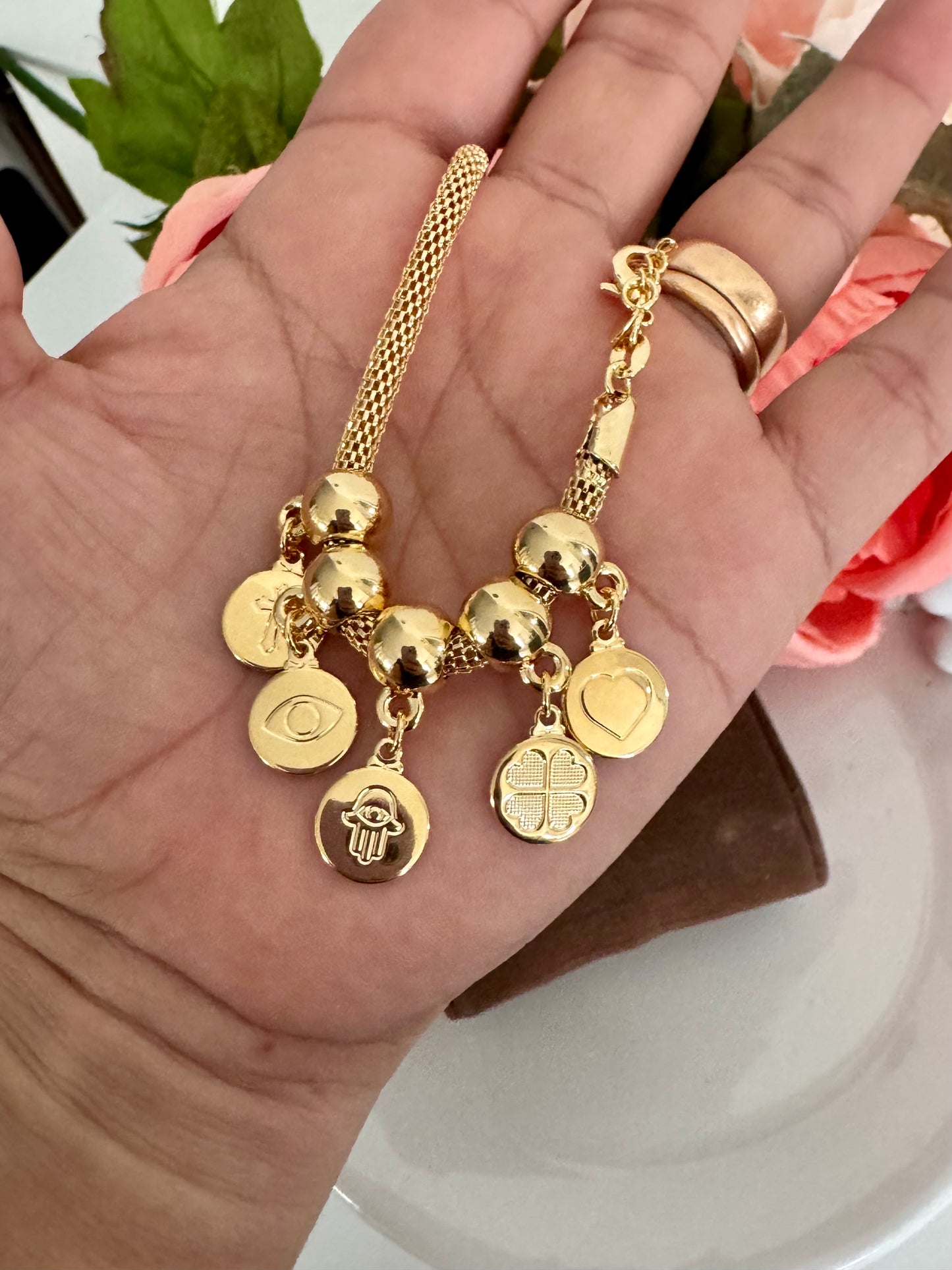 Pulsera con dijes de corazón, cruz, ojo turco y mano de Fátima – Bañada en oro de 18K
