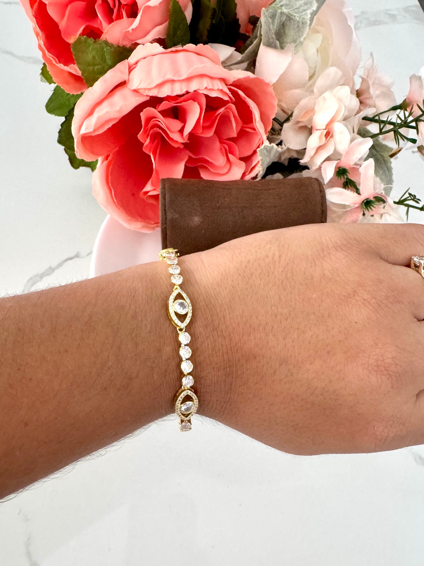 Pulsera ajustable con dije ovalado de ojo turco y circonias – Bañada en oro de 18K