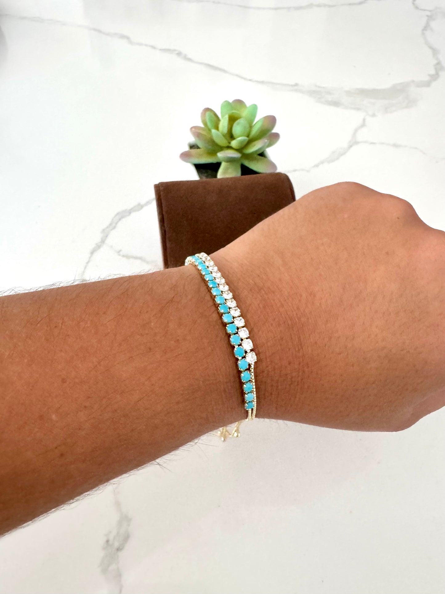 Pulsera ajustable con cadena box y circonias redondas – Bañada en oro de 18K