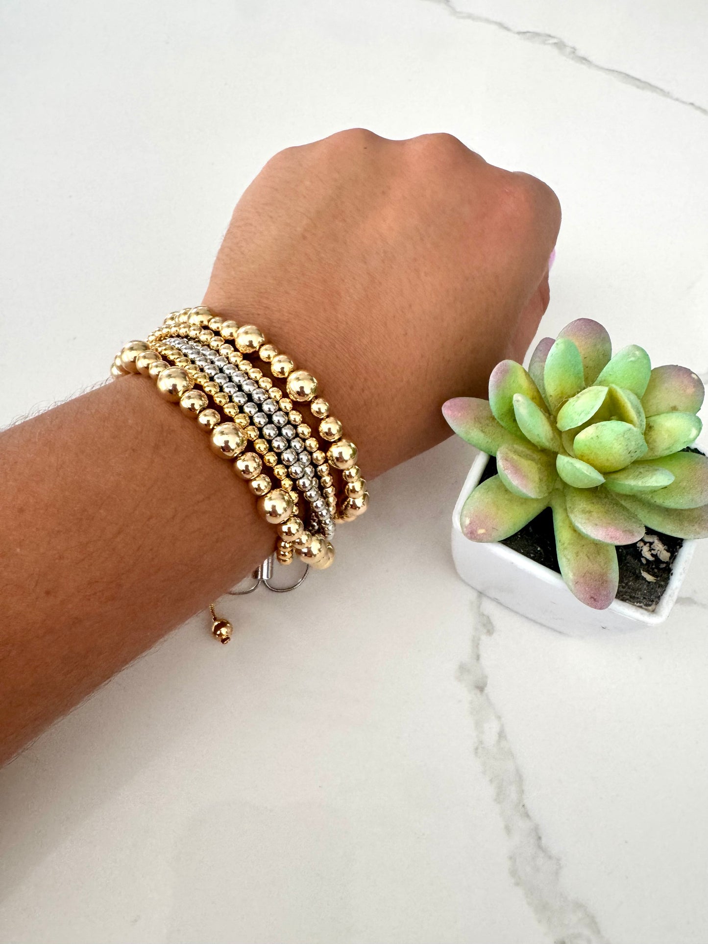 Pulsera ajustable con cuentas doradas 8mm – Bañada en oro de 18K