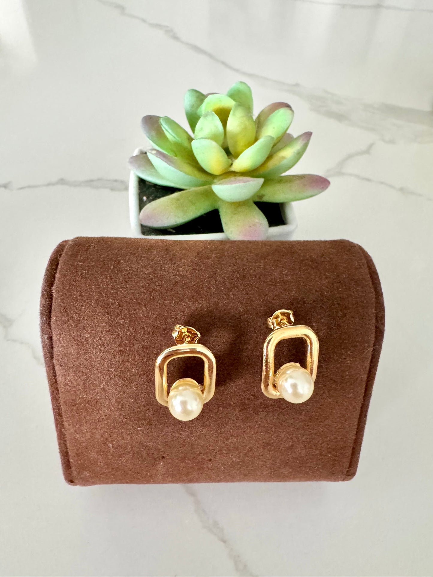 Aretes de perla con marco rectangular