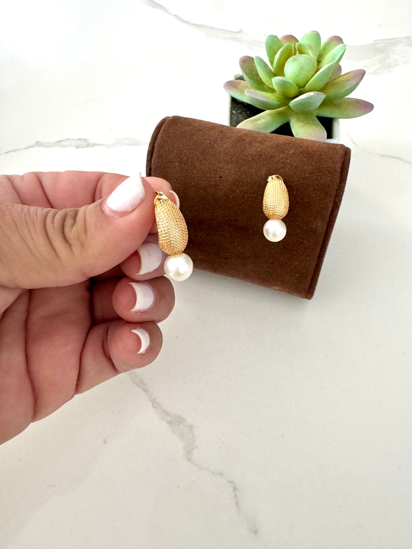 Aretes ovalados con perla – bañada en oro de 18K