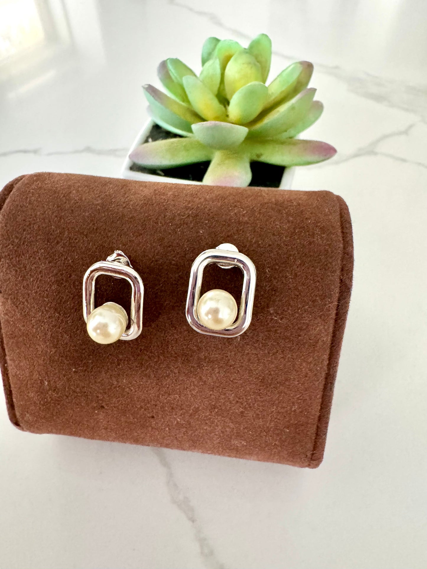 Aretes de perla con marco rectangular
