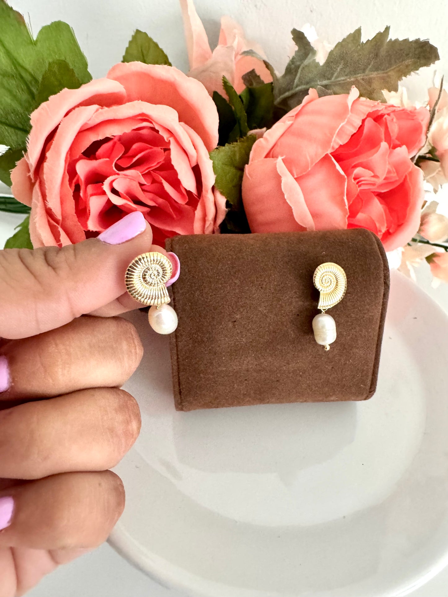 Aretes colgantes con dije de concha y perla – Bañados en oro de 18K