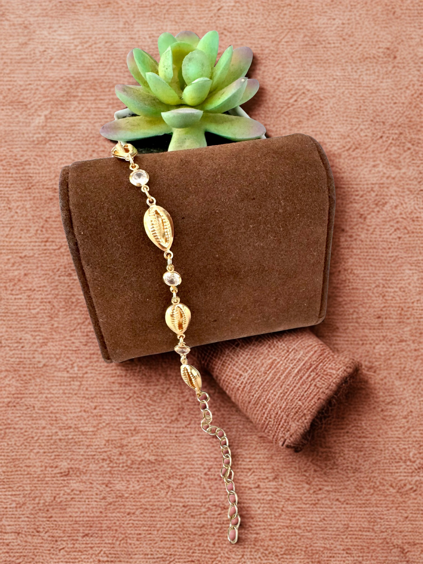 Pulsera con dije de concha puka y circonias – Bañada en oro de 18K