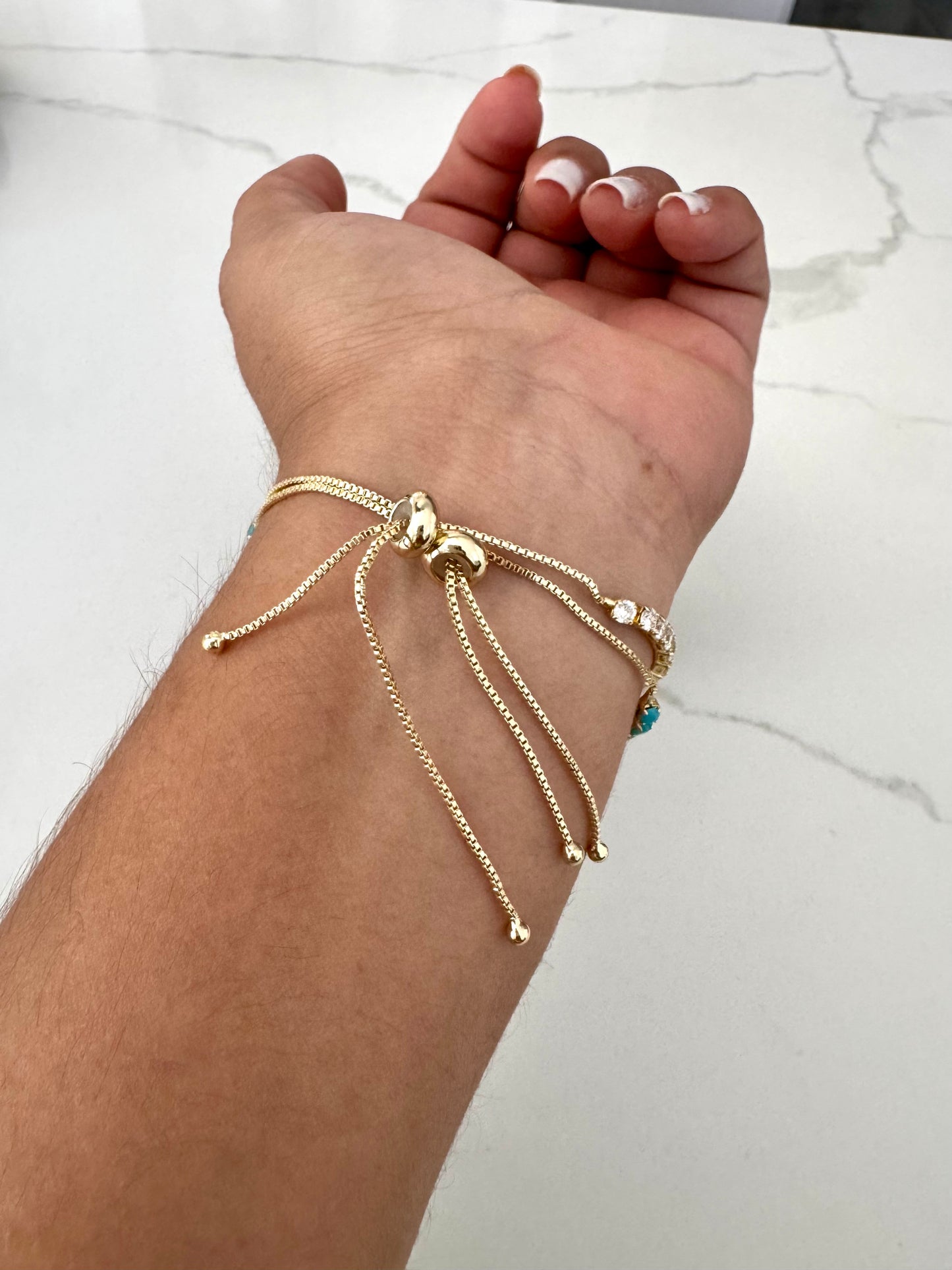 Pulsera ajustable con cadena box y circonias redondas – Bañada en oro de 18K