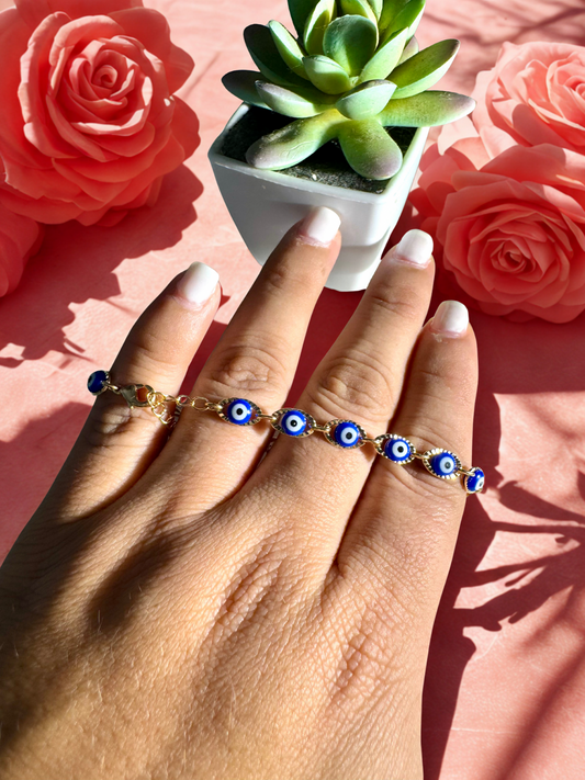 Pulsera de ojo turco esmaltado azul – Diseño calado con textura, bañada en oro de 18K