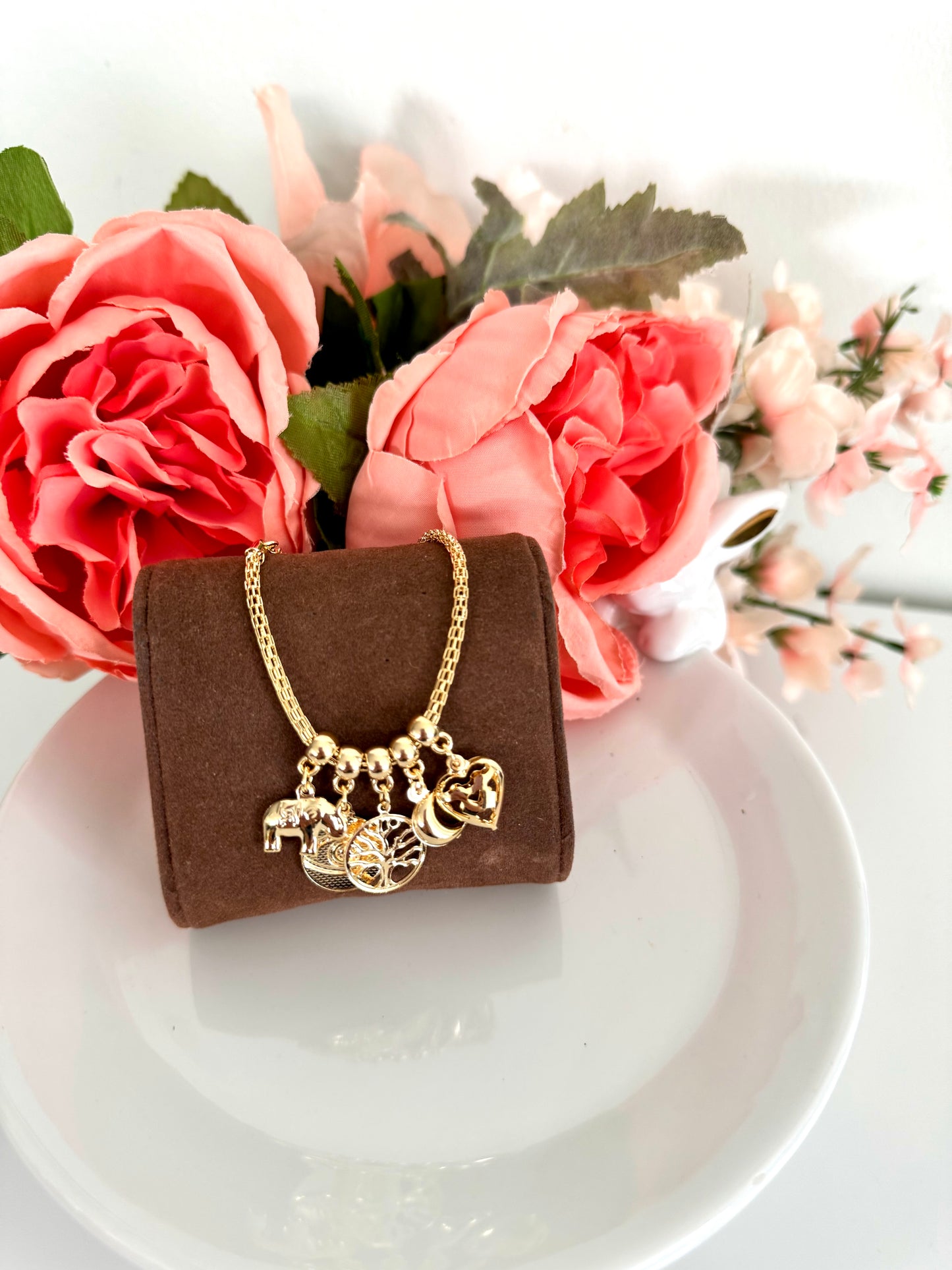 Pulsera de malla con dijes de la suerte – Bañada en oro de 18K