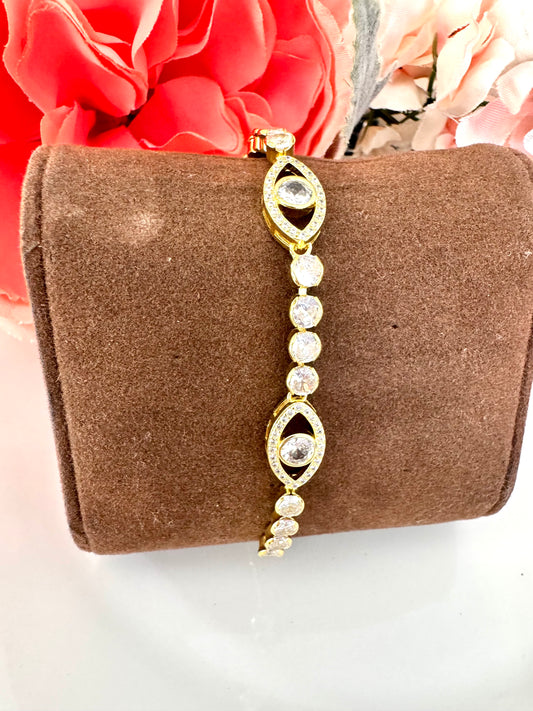 Pulsera ajustable con dije ovalado de ojo turco y circonias – Bañada en oro de 18K