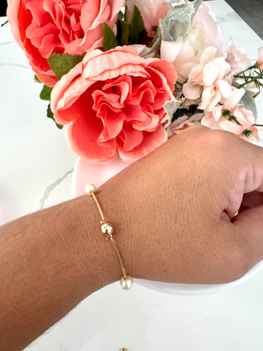 Pulsera con cuentas y perlas en cadena tipo box – Bañada en oro de 18K