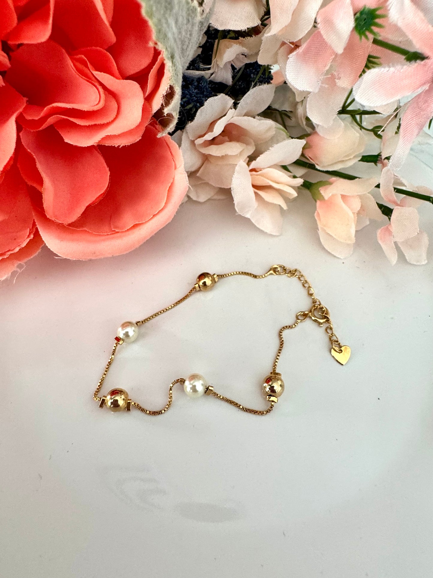 Pulsera con cuentas y perlas en cadena tipo box – Bañada en oro de 18K