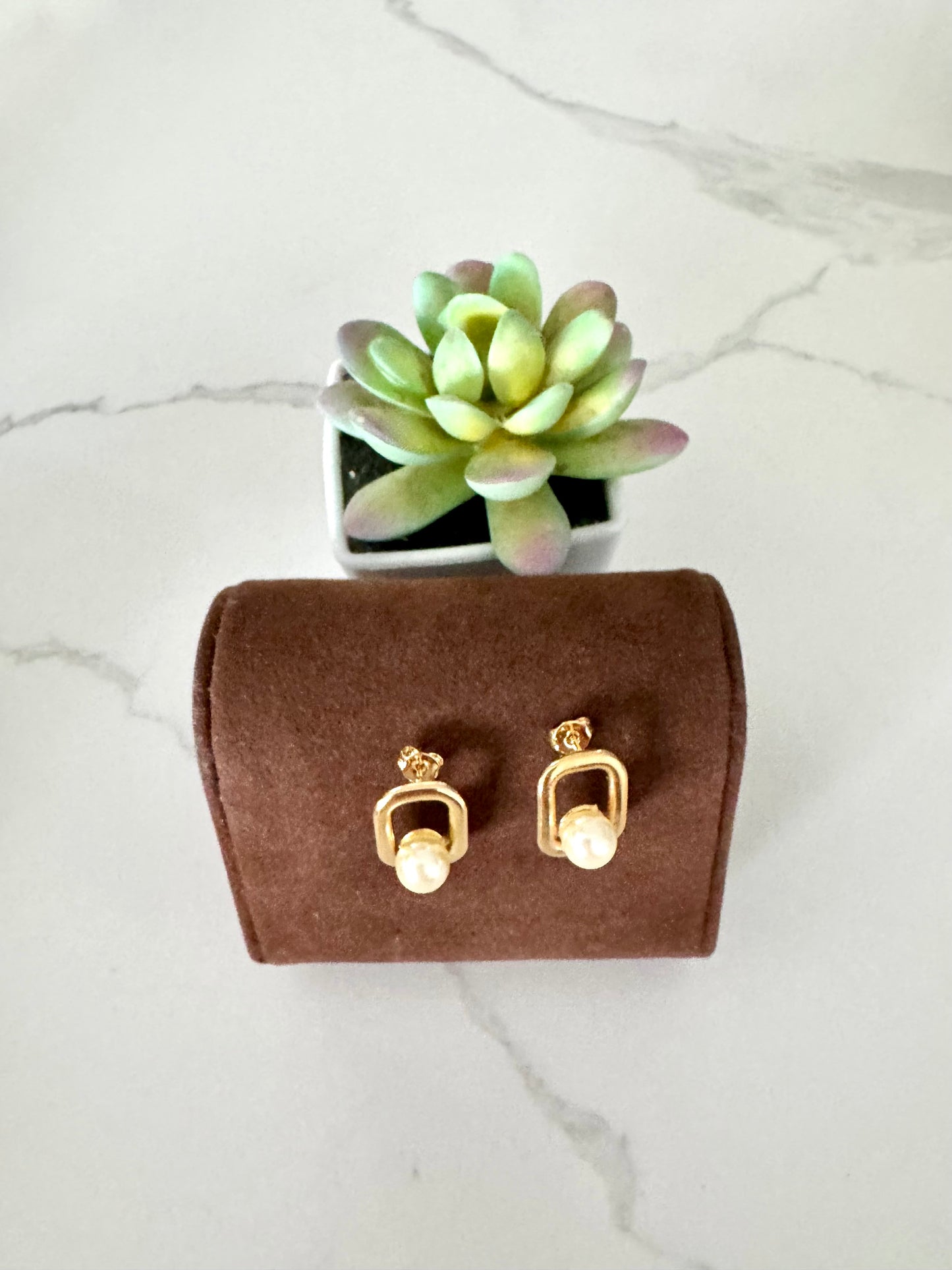 Aretes de perla con marco rectangular