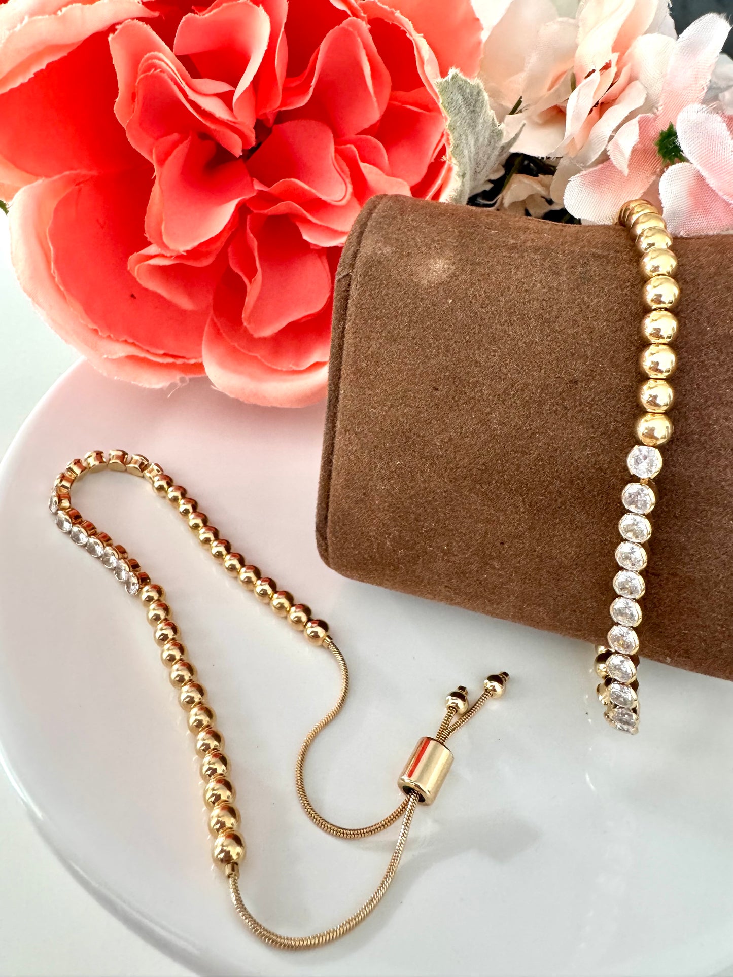 Pulsera ajustable con cuentas y circonias – Bañada en oro de 18K