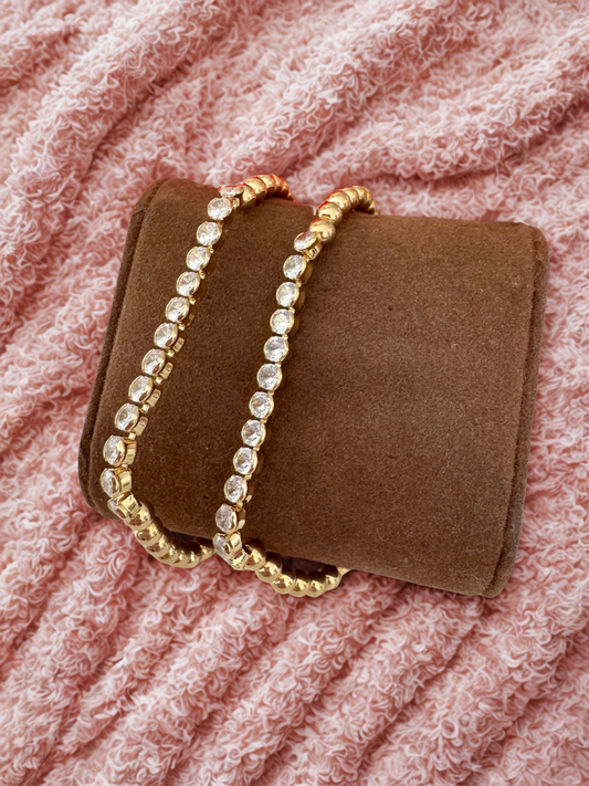 Pulsera ajustable con cuentas y circonias – Bañada en oro de 18K