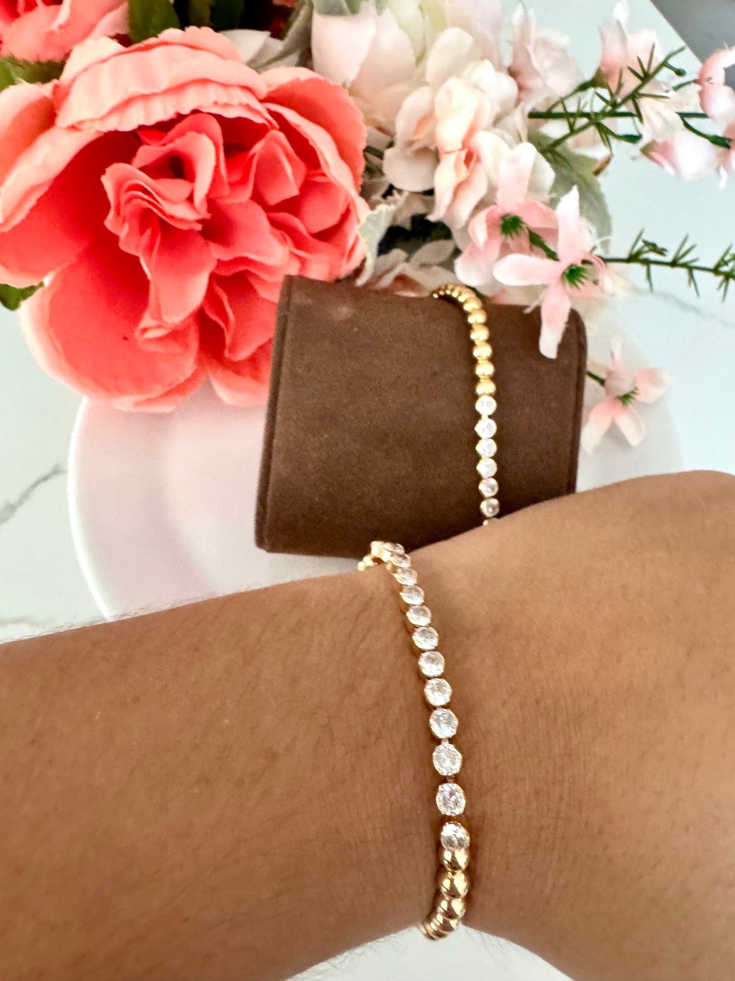 Pulsera ajustable con cuentas y circonias – Bañada en oro de 18K