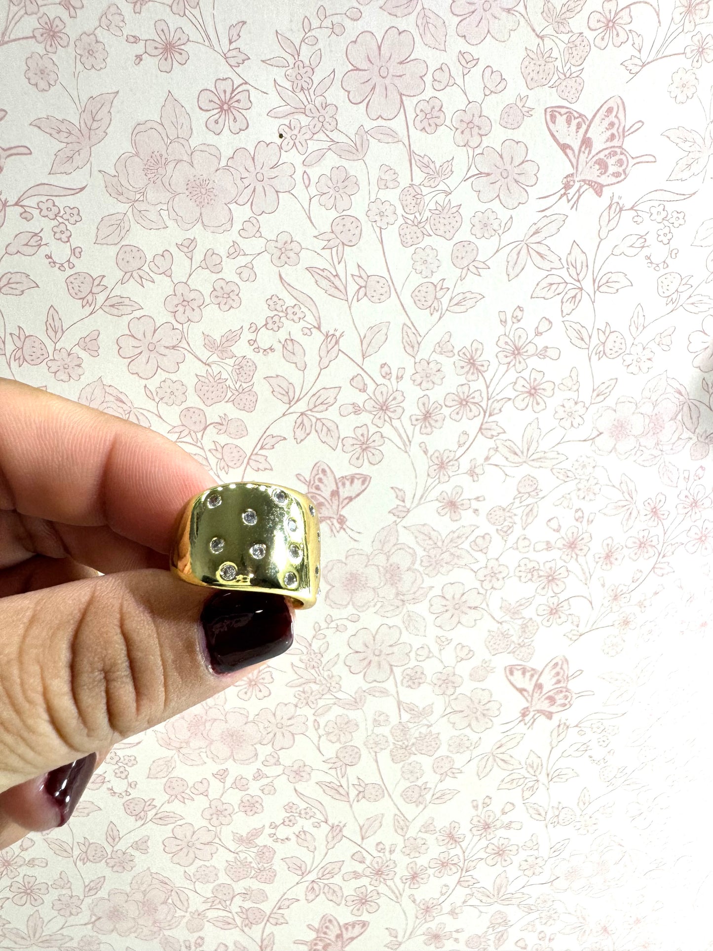 Anillo Dorado con Incrustaciones Brillantes