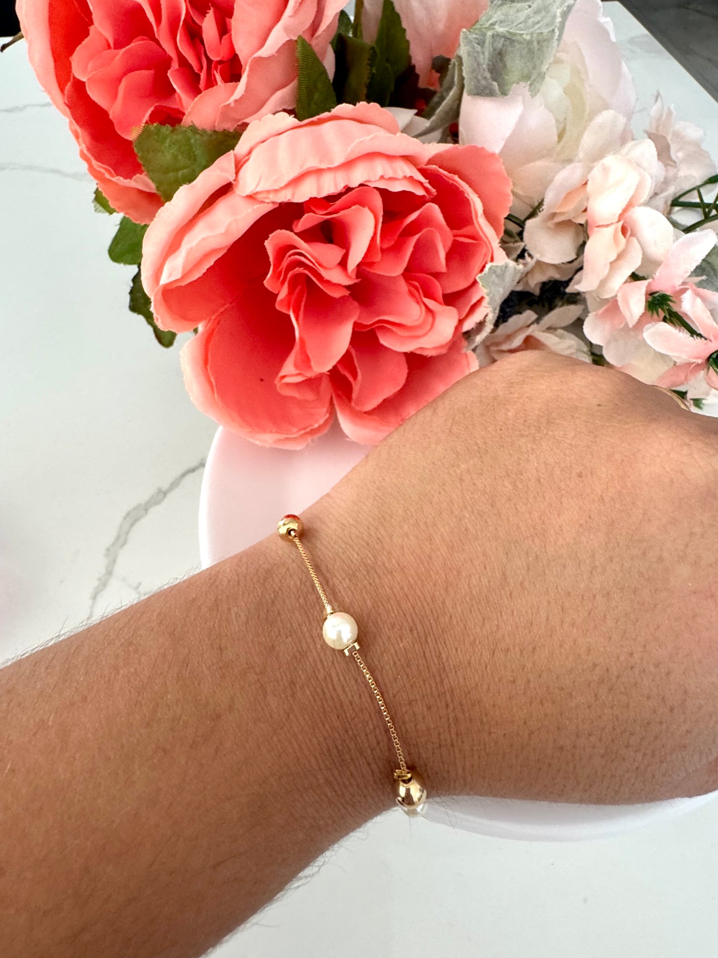 Pulsera con cuentas y perlas en cadena tipo box – Bañada en oro de 18K
