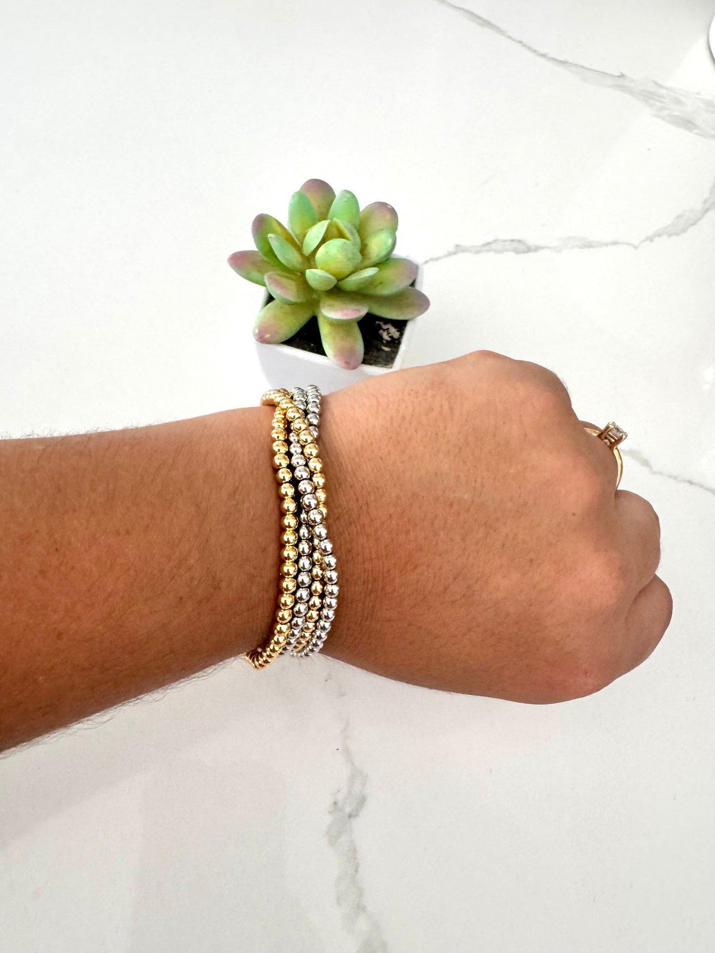 Pulsera ajustable con cuentas doradas 6mm – Bañada en oro de 18K