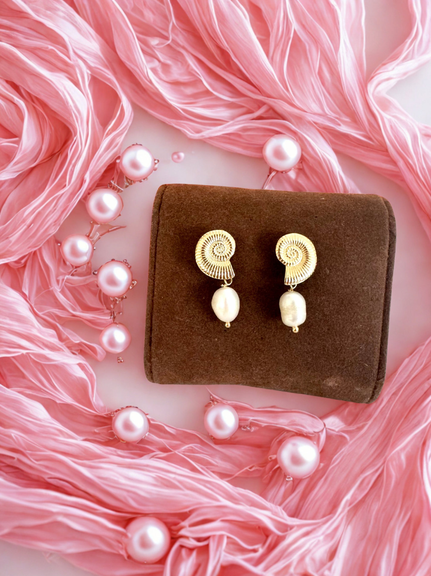 Aretes colgantes con dije de concha y perla – Bañados en oro de 18K