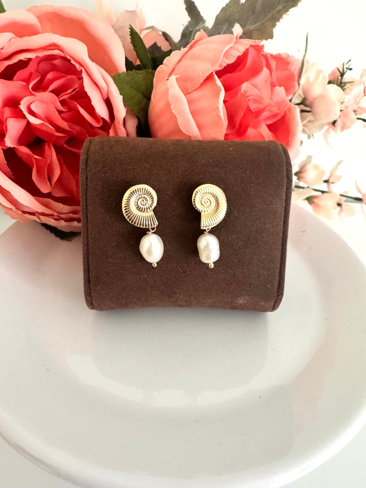 Aretes colgantes con dije de concha y perla – Bañados en oro de 18K