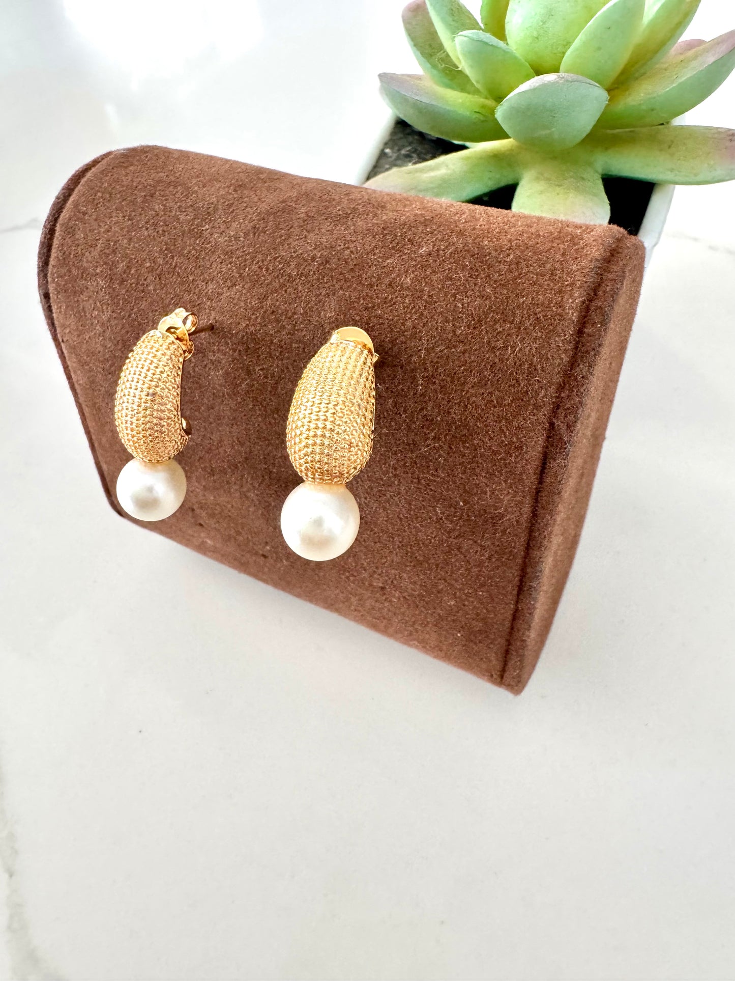 Aretes ovalados con perla – bañada en oro de 18K