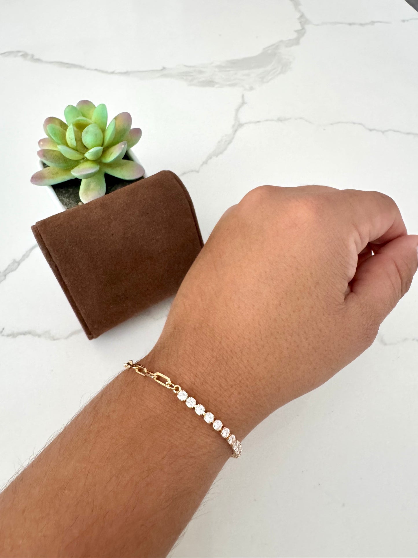 Pulsera de eslabones tipo clip con circonias – Bañada en oro de 18K