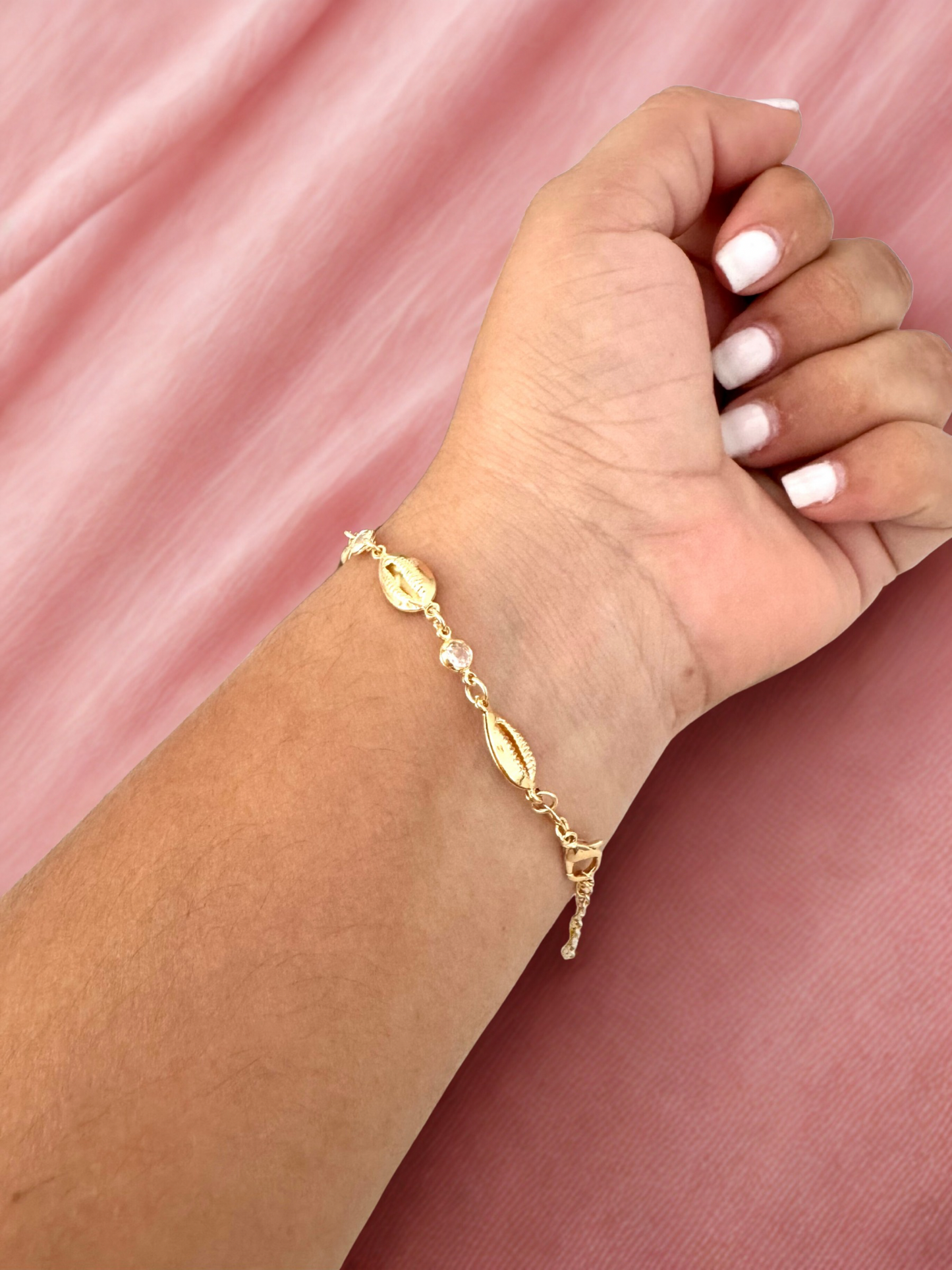 Pulsera con dije de concha puka y circonias – Bañada en oro de 18K