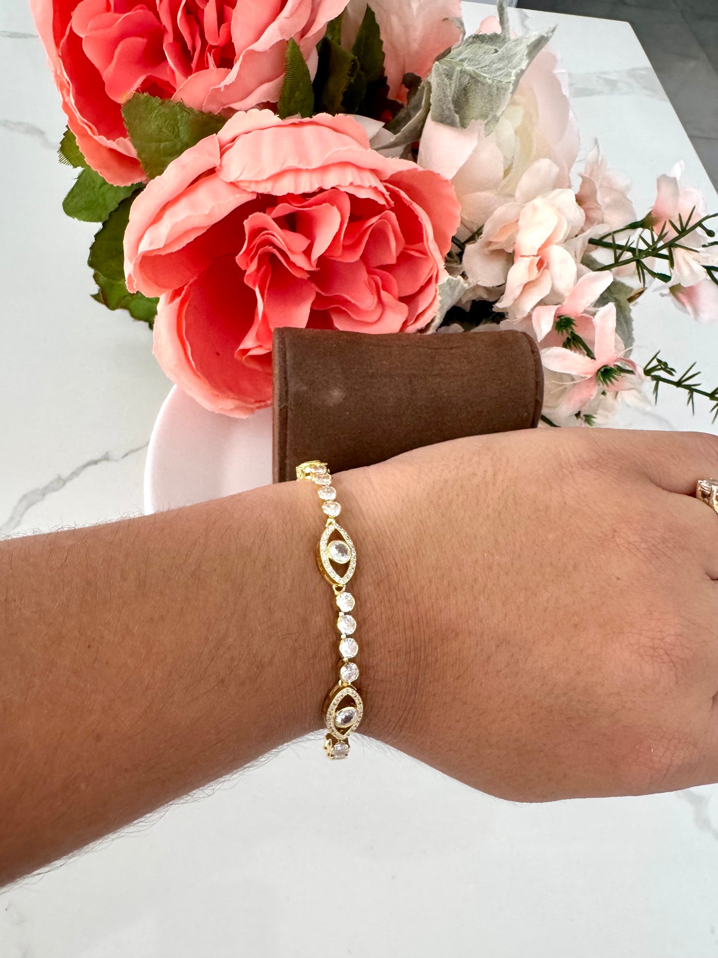 Pulsera ajustable con dije ovalado de ojo turco y circonias – Bañada en oro de 18K