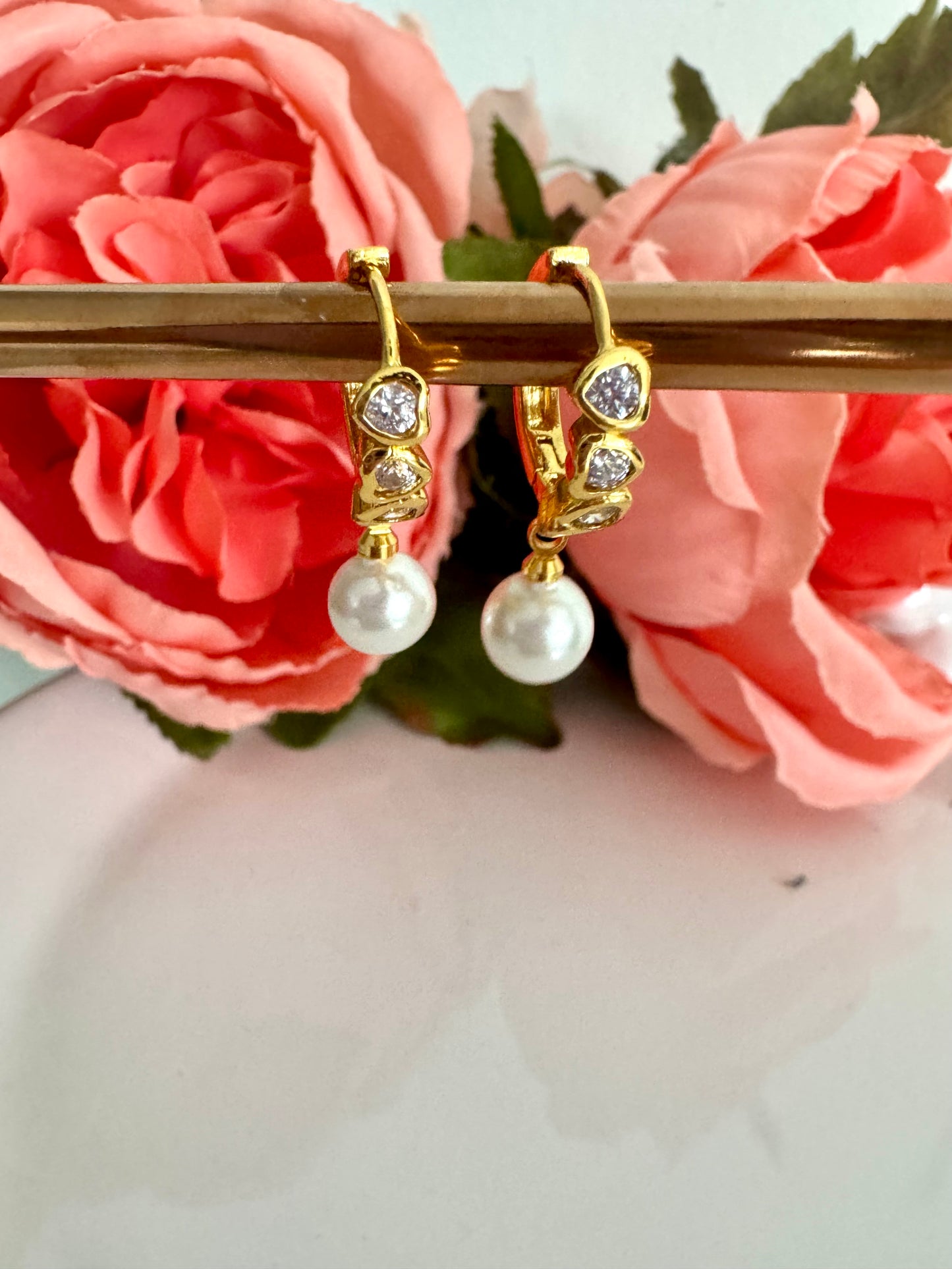 Aretes dorados con circonias y perla colgante – Bañados en oro de 18K