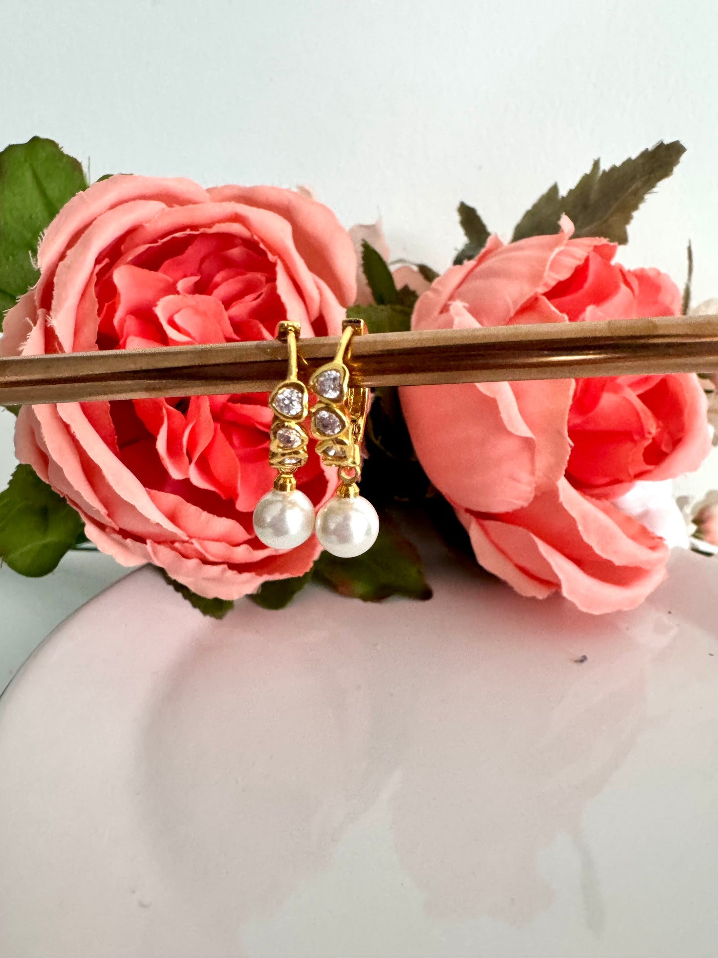 Aretes dorados con circonias y perla colgante – Bañados en oro de 18K