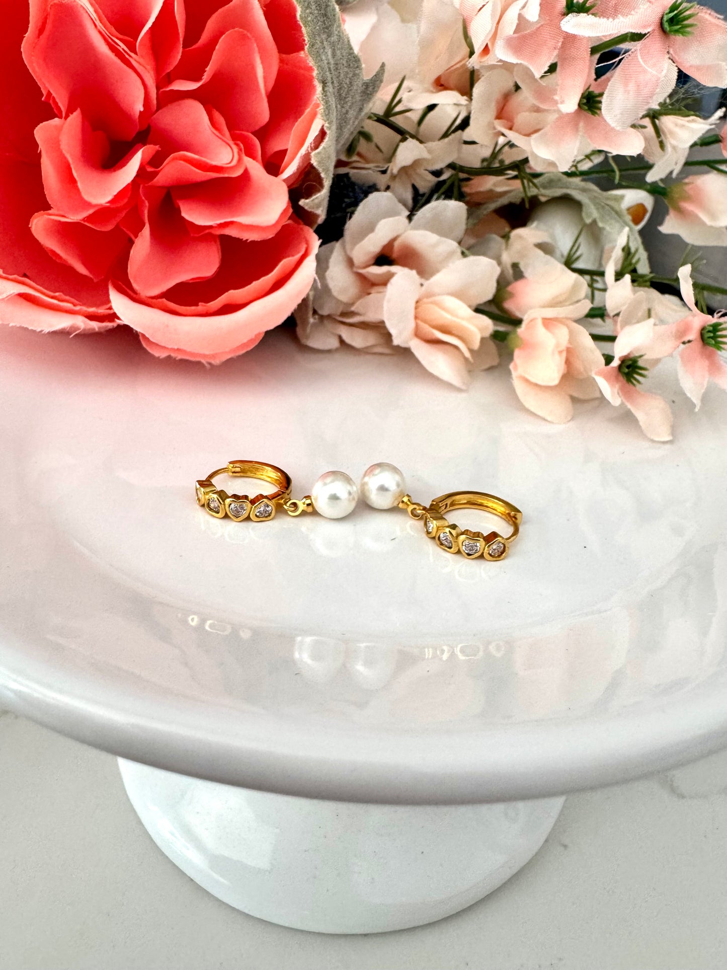 Aretes dorados con circonias y perla colgante – Bañados en oro de 18K