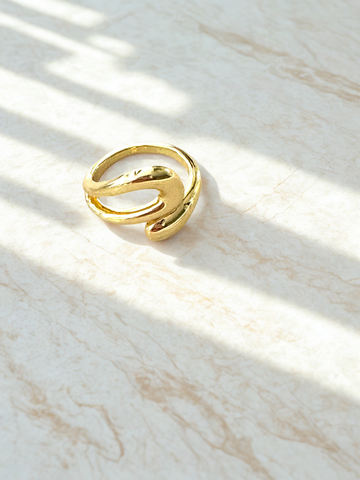 Anillo Abstracto Dorado