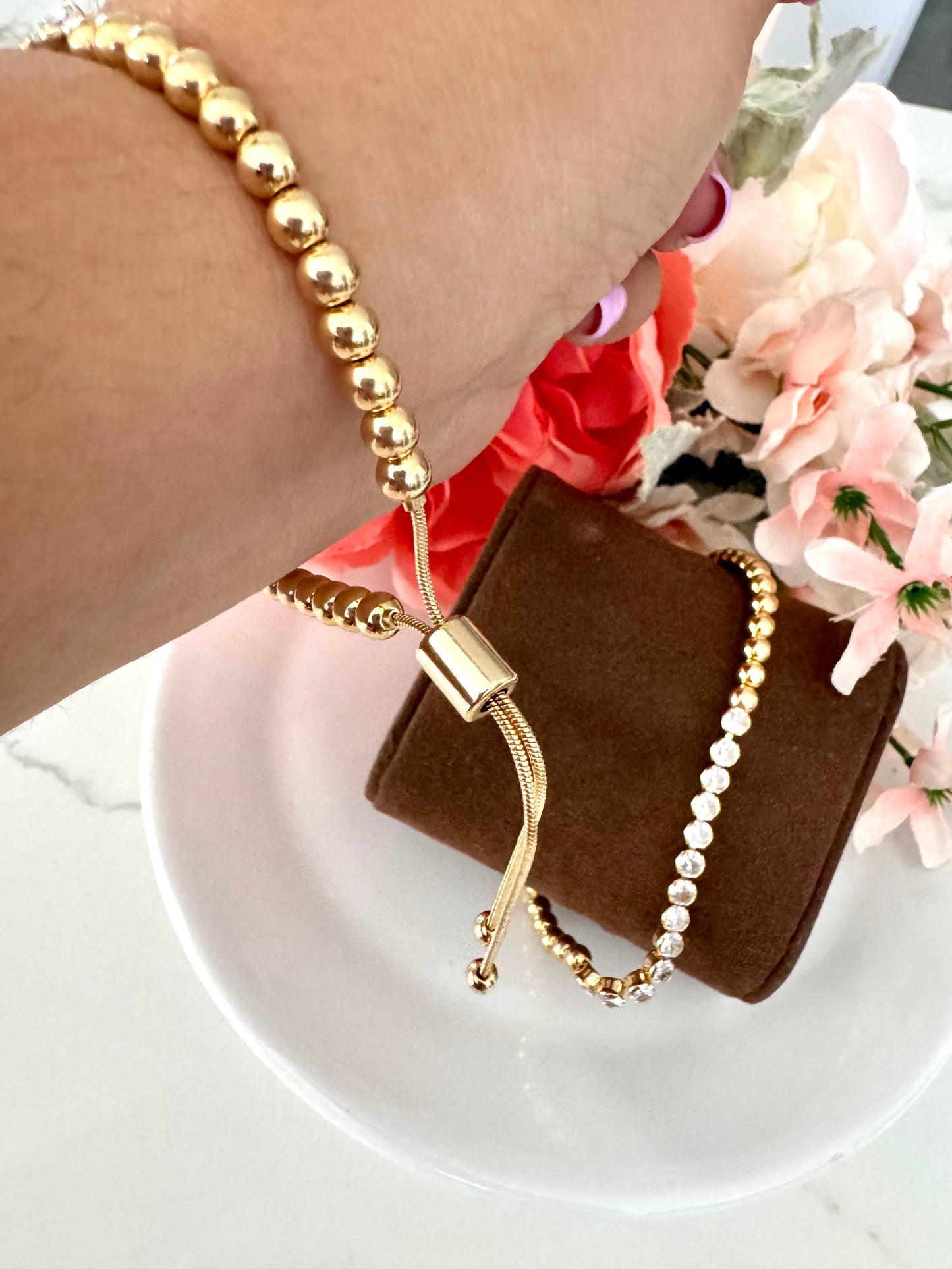 Pulsera ajustable con cuentas y circonias – Bañada en oro de 18K