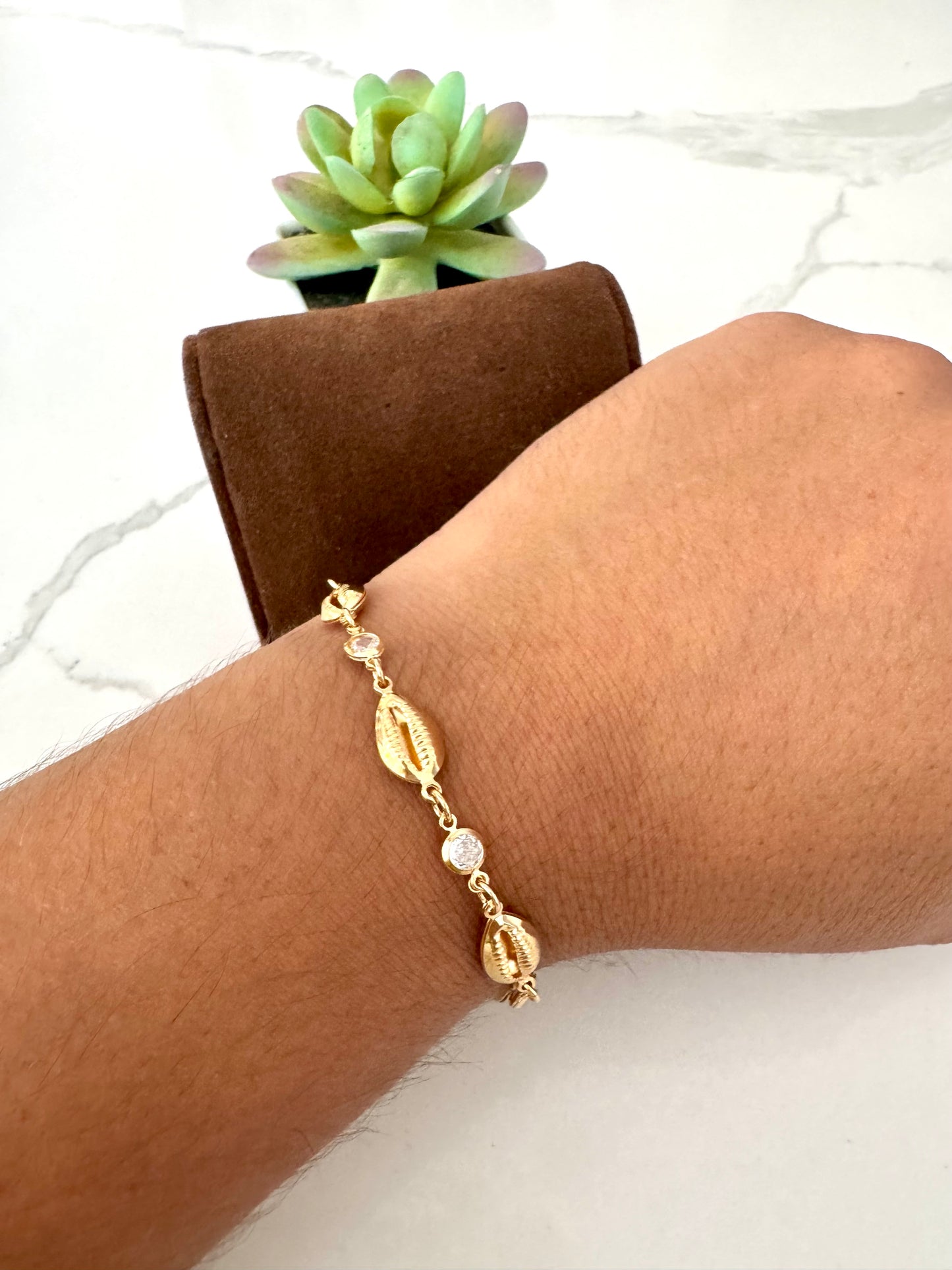Pulsera con dije de concha puka y circonias – Bañada en oro de 18K