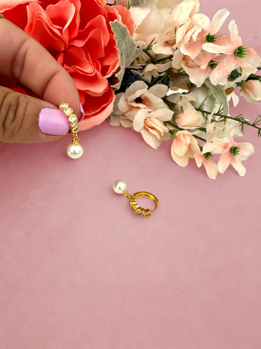 Aretes dorados con circonias y perla colgante – Bañados en oro de 18K