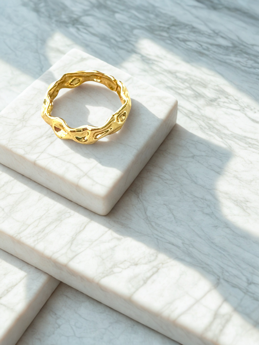 Anillo Dorado Orgánico Texturizado