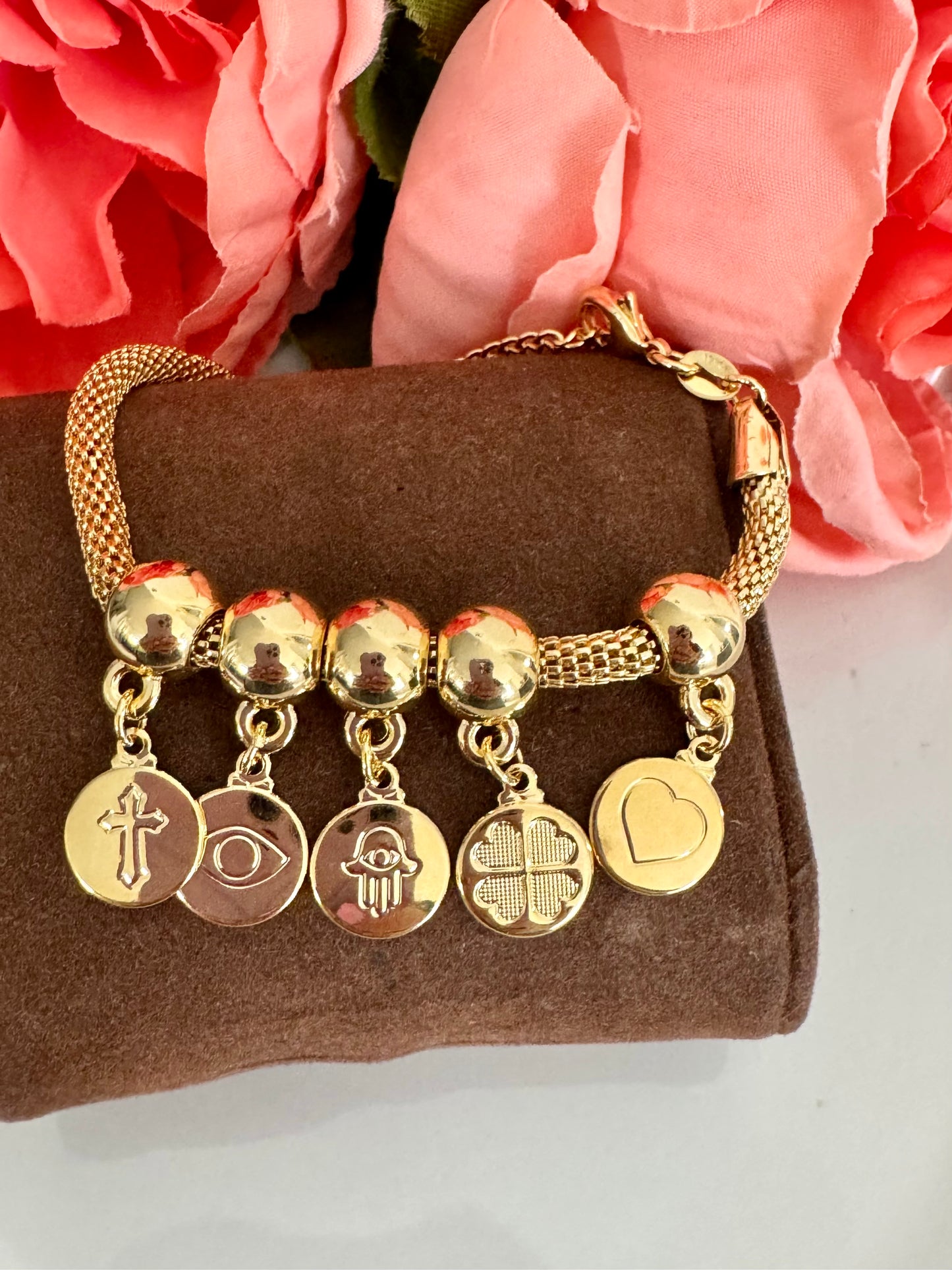 Pulsera con dijes de corazón, cruz, ojo turco y mano de Fátima – Bañada en oro de 18K