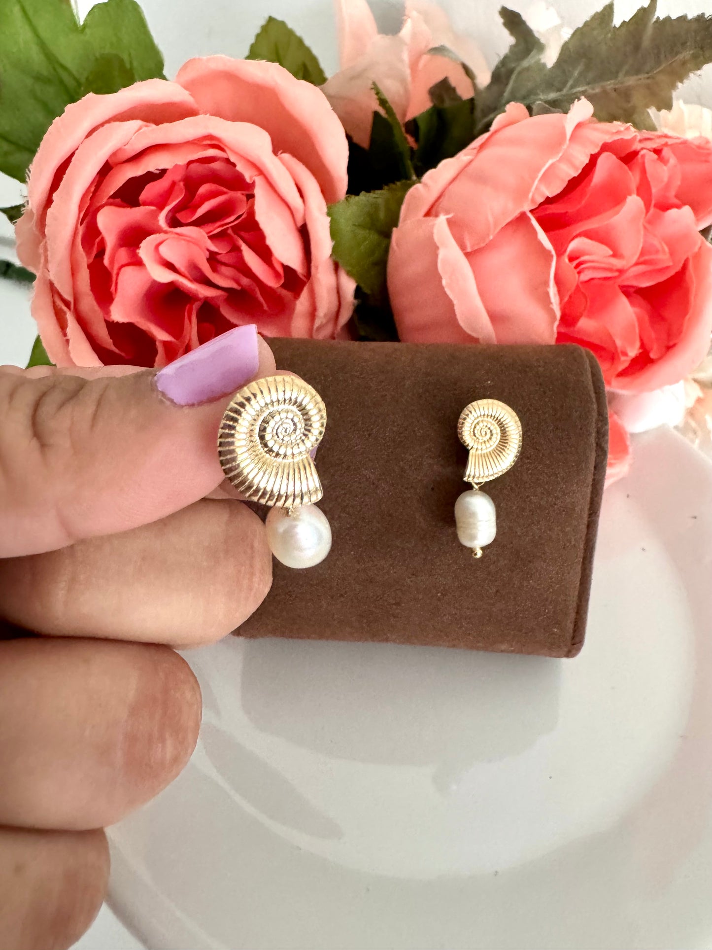 Aretes colgantes con dije de concha y perla – Bañados en oro de 18K