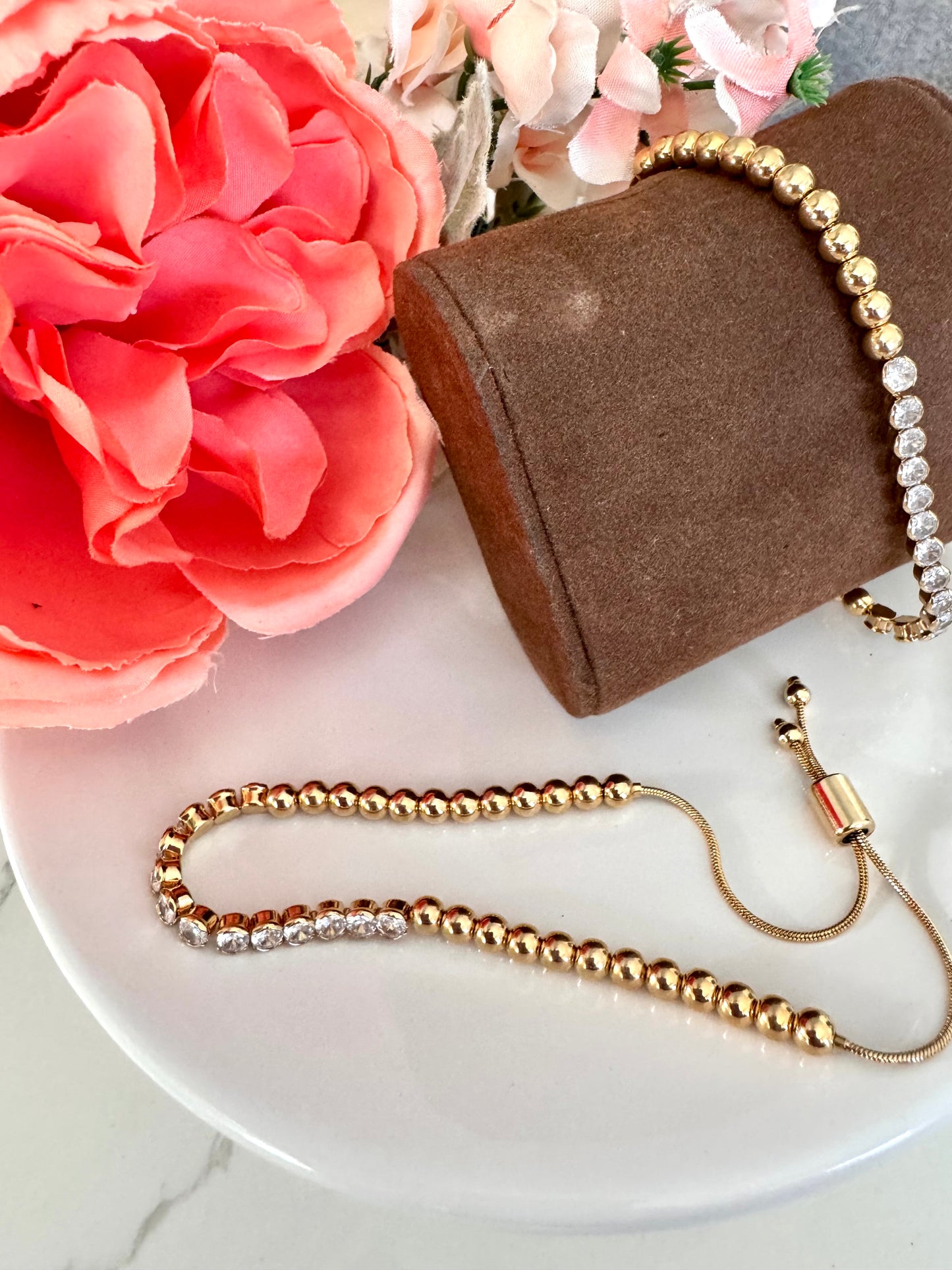 Pulsera ajustable con cuentas y circonias – Bañada en oro de 18K