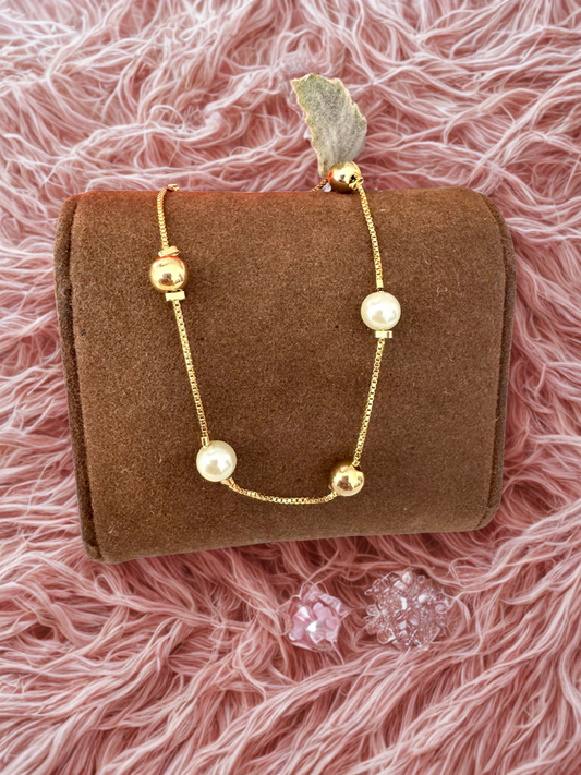Pulsera con cuentas y perlas en cadena tipo box – Bañada en oro de 18K