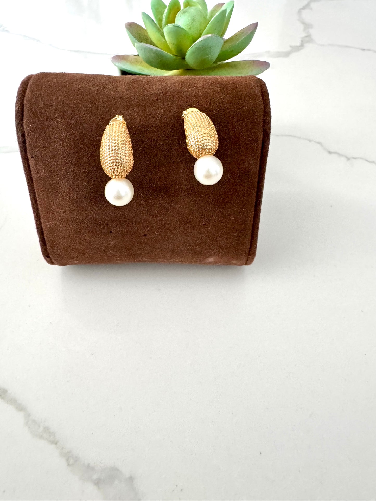 Aretes ovalados con perla – bañada en oro de 18K