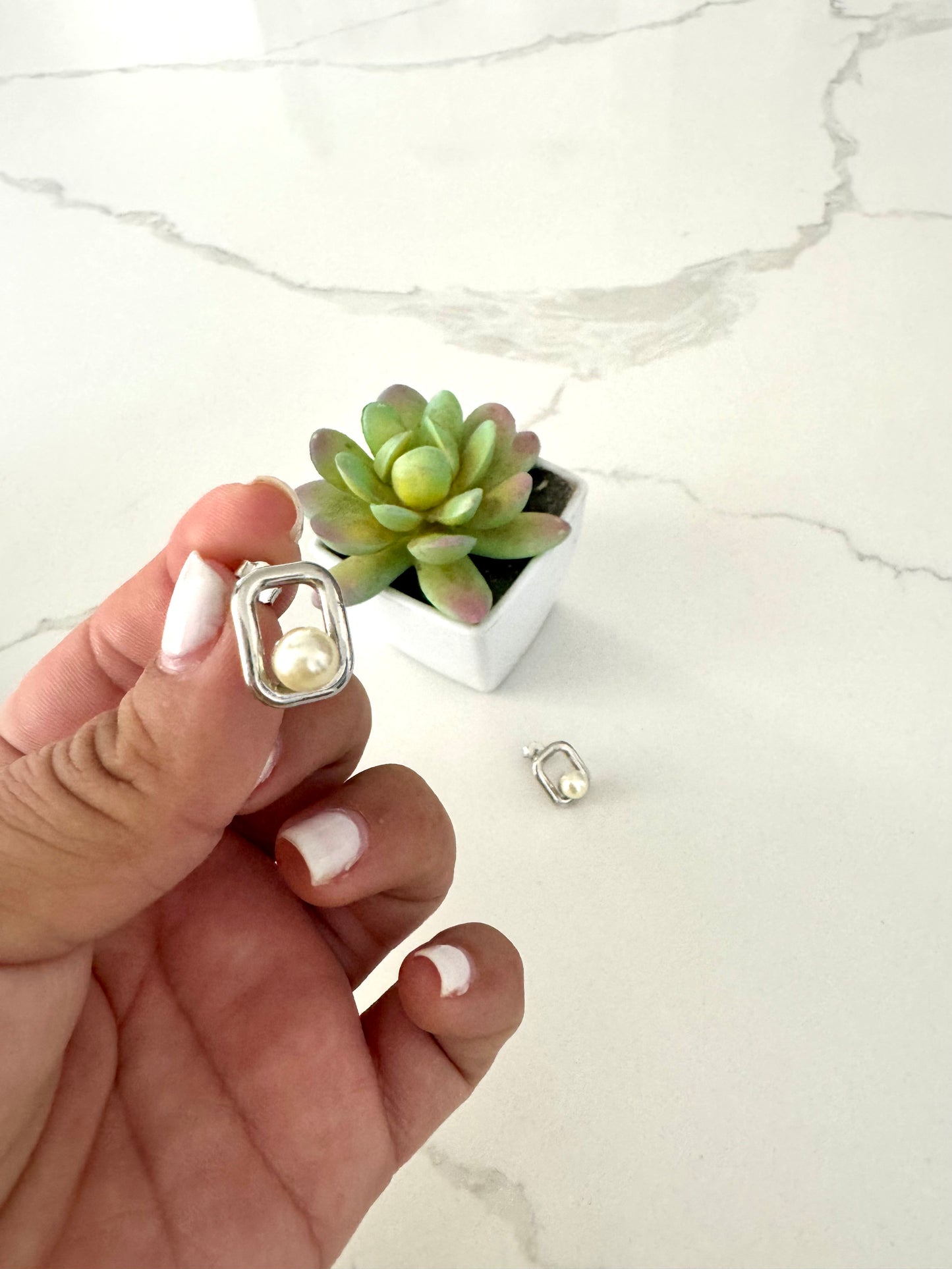 Aretes de perla con marco rectangular