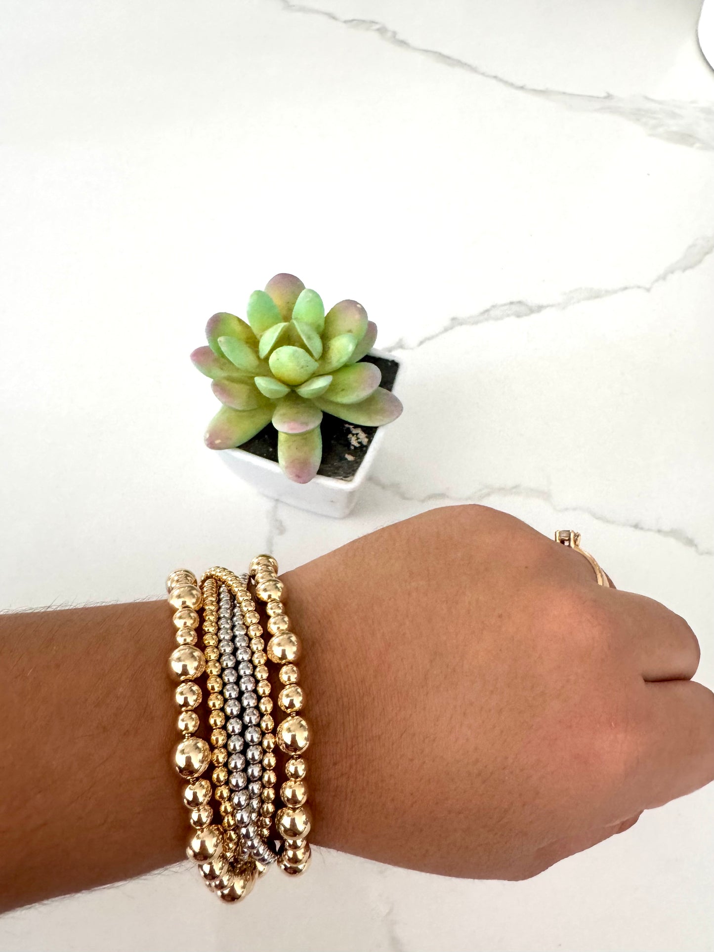 Pulsera ajustable con cuentas doradas 8mm – Bañada en oro de 18K