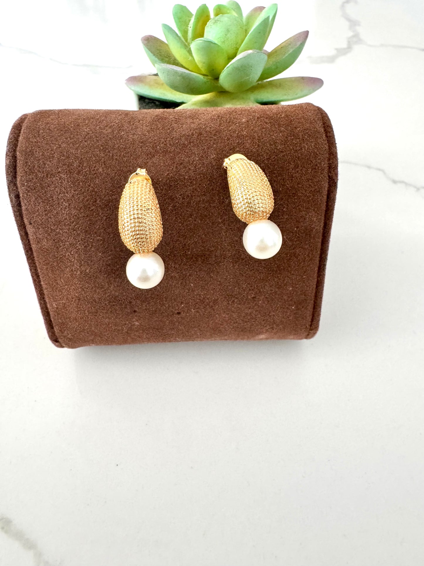 Aretes ovalados con perla – bañada en oro de 18K